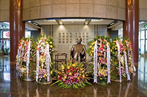 56107001071543928472010-10-28